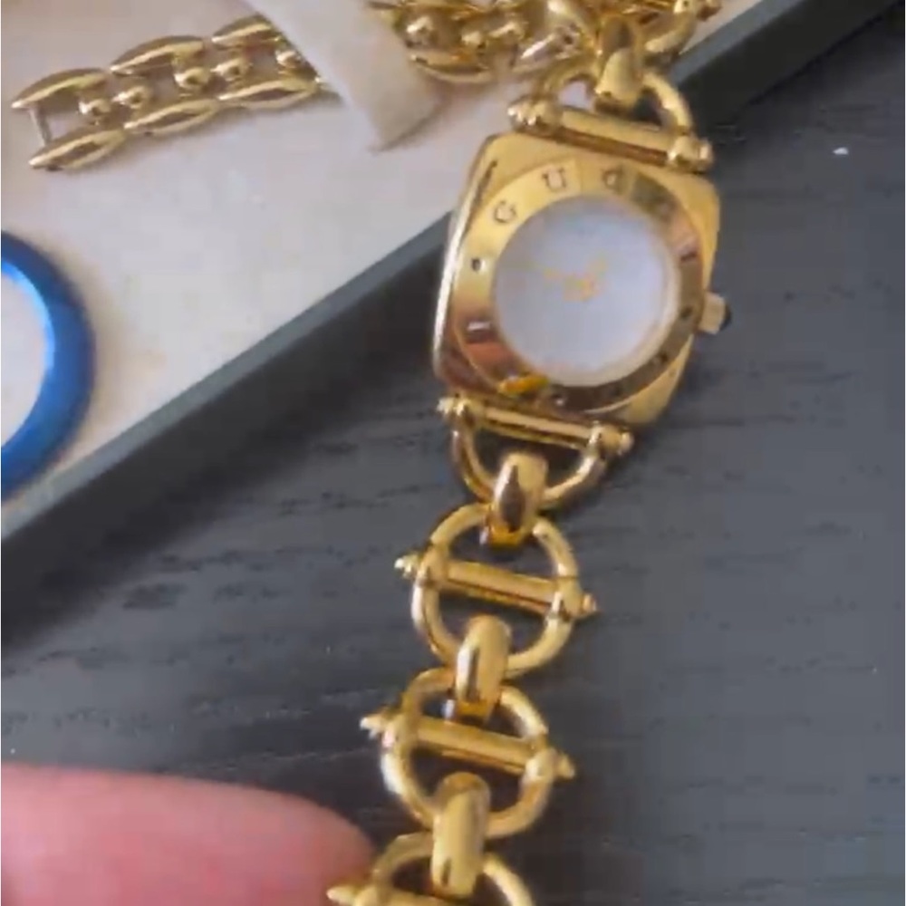 Gucci watch/ bracelet - Picture 2 of 2